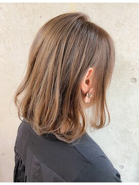 レベンス(Lebens) 耳かけ伸ばしかけスリークボブ×アッシュベージュ