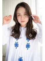 マグノリア オモテサンドウ(MAGNOLiA Omotesando) ウザバングが可愛い柔らかネビージュロング・・・HINATA