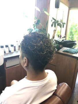 ナンバーエイト(number eight) ビジネスカジュアルツイストスパイラルパーマツーブロック