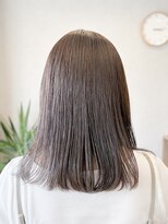 エホン(ehon)&nbsp;軽やかミディアム×アッシュベージュで叶う、大人の涼やかヘア