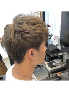 クララ スギタ(CLALA Sugita) スペインカール/スパイラルパーマ/フェードカット/