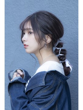 ララルーモ(LaＬaｒＯomo) ポニテ編み下ろしリボンアレンジ