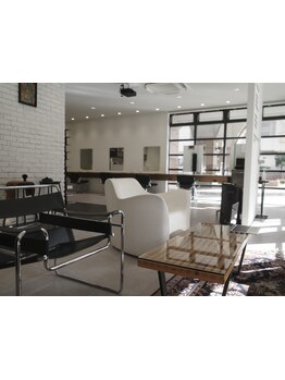 海外風な雰囲気と、アート・音楽・インテリアに拘ったオシャレサロン(関内/石川町/日本大通り)