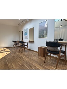 「喧騒を忘れて。五感で感じる、究極の癒やし体験」シャンプー台はフルフラットタイプを採用◎