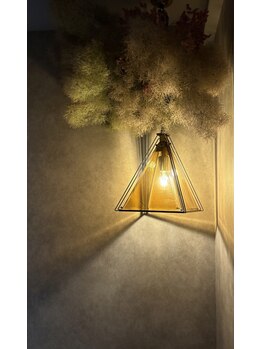 ラティエ(Latie...)の写真/シャンプー台はレトロな照明からの柔らかな光と飾られたスモークツリーで落ち着いた空間に癒されます♪