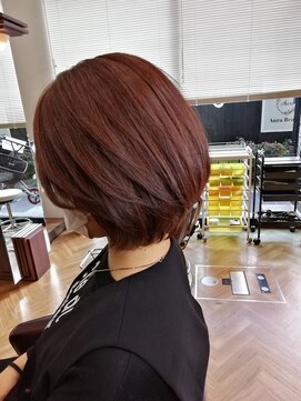 オラ ボーテ(Aura Beaute) ウィービングカラーアンバーブラウンショートボブ