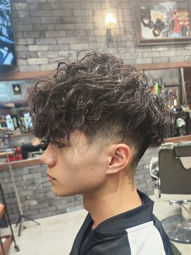 スリーセント 栄(3/cent) スペインカール/フェードカット/スキンフェード