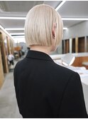 ホワイトブロンド　パッツンボブ　ミニボブ　金髪　抜きぱなし