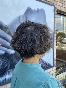 サロンドモリ ショートボブ/スパイラルパーマ/ハイライトカラー