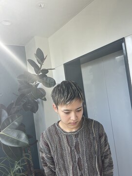 ビハインドザカーテン(BEHIND THE CURTAIN) メンズショート　ブリーチを活かしたカット