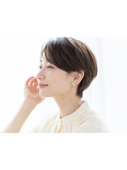 骨格・髪質・クセを見極めたカット技術で、小顔ショートで叶える上品で若々しいスタイルを実現します。