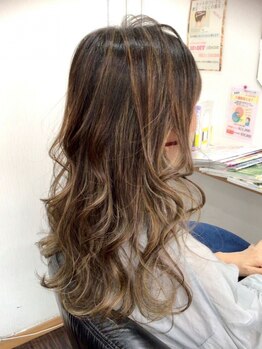 美容室フィールの写真/【朝8時～18時】ケアブリーチのハイライトカラーや白髪ぼかしがお勧め◎グレイカラーでもお洒落を楽しむ＊