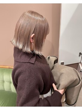 インビテーション 名古屋(invitation) ブリーチありベージュ、切りっぱなしボブ