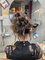 コージー(Kozy)&nbsp;結婚式お呼ばれスタイル/ゆるふわアレンジ/お団子アレンジ