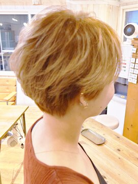 カミビトグロウ(kamibito glow) 20代30代40代小顔ハンサムショートミルクティベージュ