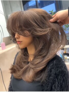 ヌエン 渋谷(NU/EN) 春夏オススメの重軽ミディアムレイヤー/ミルクティーベージュ