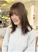 柔らかモカベージュフェイスレイヤー外ハネミディアム