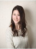暗髪でも透け感を感じるパールアッシュカラーの清楚系スタイル