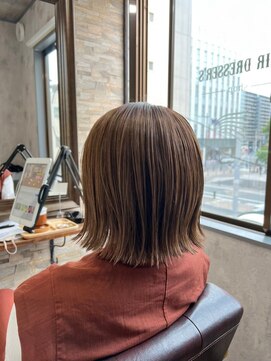 ハサミバイアトリエナガノ 千葉(8sami by atelier nagano) ショートボブ/センターパート/ツヤ髪/グラデーション/イヤリング
