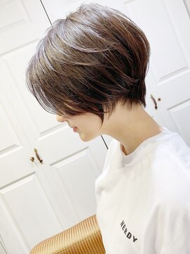 アンド ストーリーズ(&STORIES) 耳かけ/ショートボブ/フォギーベージュ/毛先ウェーブパーマ小林