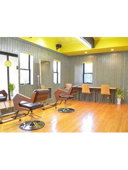 穏やかな日差しが入るウッド調の店内―。セット面3席で居心地抜群!気負わずに通えるプライベートサロン♪