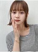 ストレートパーマで湿気知らずの髪に。コンパクトな耳かけボブ