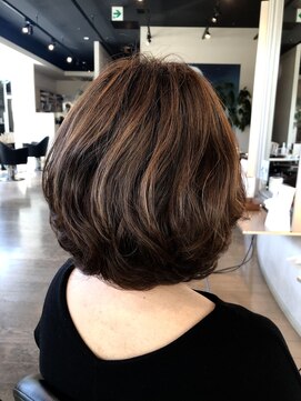 ミスエッセンス(MISS ESSENCE) ハイライトで長持ち白髪ぼかし艶カラー/ミスエッセンス山田