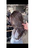 レイヤーボブハイライトブリーチレイヤーハイトーングレージュ