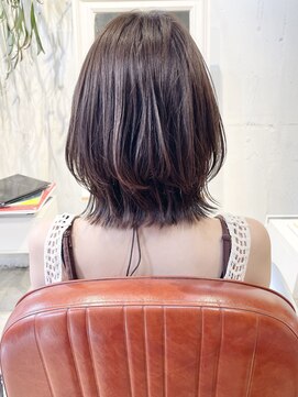 コンビネーション(combination) くびれカット　マロンベージュカラー　外はねレイヤーボブ