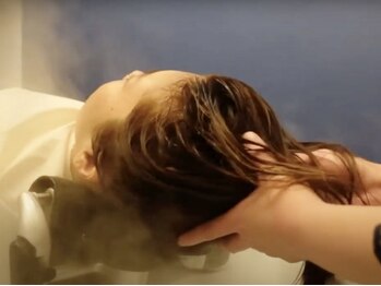 アウラ(aura)の写真/頭皮のことをしっかり考えたトータルケアがおすすめ！知識豊富な頭皮と髪質の専門家が導く理想のツヤ髪へ！