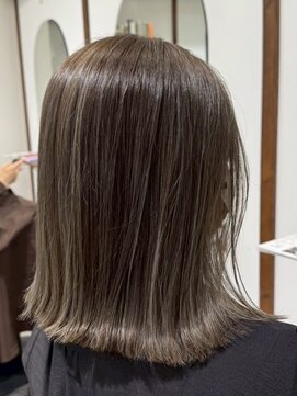 ルイ(ROUIS produced by LUCK 津田沼) ROUIS津田沼 細めハイライト 白髪ぼかし