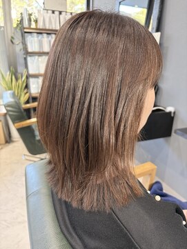 レナータ ヘア(Renata hair) 大人可愛い外ハネレイヤー/外ハネミディ/スモーキーベージュ