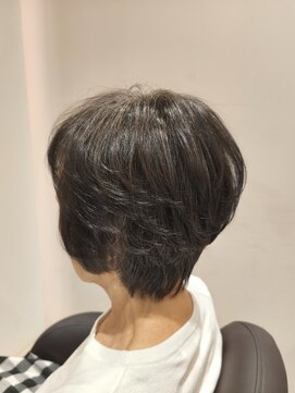 アンベリールフルー(EMBELLIR fleur) ナチュラルで軽やかさのあるフェミニンショートカット