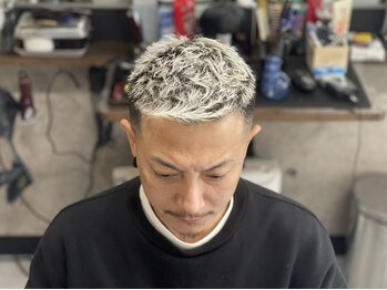 米澤理髪店(YONEZAWA)の写真/オシャレな店内と高い技術力で大人気！一人ひとりに合わせて作るスタイルは普段の生活も楽に決まる☆
