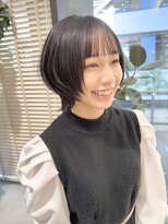 黒髪外ハネマッシュショートウルフ耳かけ前髪あり