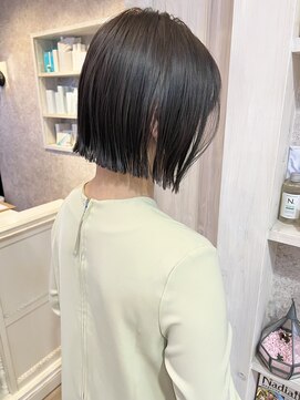 キャアリー(Caary) 福山市Caary骨格補正立体カット前下がりストレートボブ黒髪暗髪