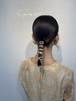 ソノ(sono)&nbsp;紐アレンジ　ローポニー　ポニー　タイトヘア　お洒落