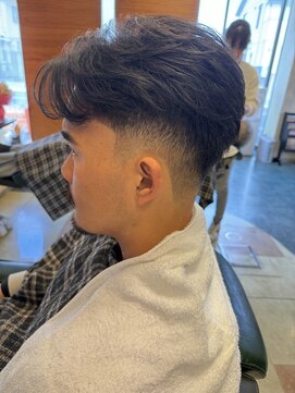 タカギ(TAKAGI) ラフカール×テーパーフェード毛流れスーツニュアンスパーマ