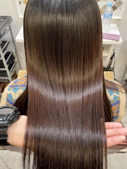 “オージュア”の取り扱いも◎髪質改善に特化したサロンで髪のお悩みを解決へ導きます。