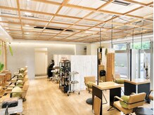 クラップス 京急富岡(CLAPS)の雰囲気（木のぬくもりと光が差し込む空間◎）