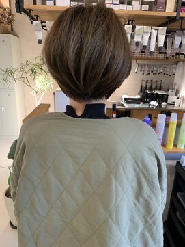 ハチ(hachi) すっきりひし形ショートレイヤーカット襟足まとまる小顔耳かけ