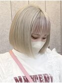 グレージュ切りっぱなしボブ前髪ありミニボブミルクティベージュ