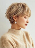 20代30代40代ナチュラル耳掛けハイトーンショートスタイル
