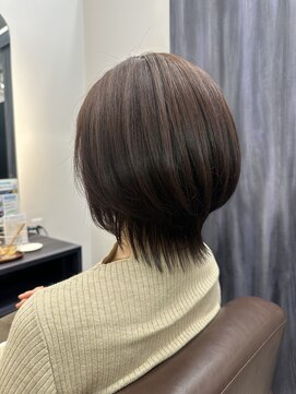 コモド(Comodo) ショートボブから伸ばしながらボブウルフへスタイルチェンジ！