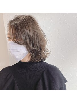 ハク(haku.) 柔らかカーキアッシュ　ミディアムウェーブ
