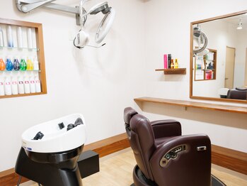 シマザワ(SHIMAZAWA)の写真/【1席限定の隠れ家サロン】周囲を気にせず相談できる貸切空間。丁寧な対話で、髪の悩みに寄り添います。