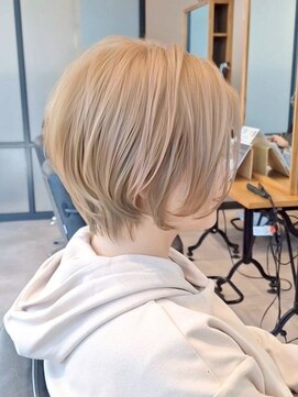 ヘアーカッティングガーデン ジャック モアザン 梅田店 ミルクティーベージュの丸みショートボブ