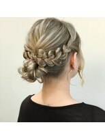 ヘアデザインメリー(hair design Merry)&nbsp;三つ編みを使ったフェミニンアレンジ♪