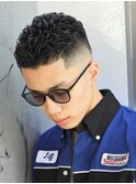 無造作パーマでキメる！スキンフェードベリーショートスタイル