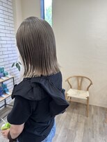 シフト(SHEEFT)&nbsp;透明感グレージュ艶カラー×大人可愛いぱつっとボブ